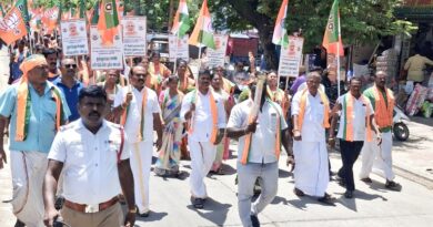 தூத்துக்குடியில் பாஜக சார்பில் ‘சேவா ஜோதி’ பேரணி தேசியக்கொடி, பாஜக கொடிகளுடன் பங்கேற்றனர்